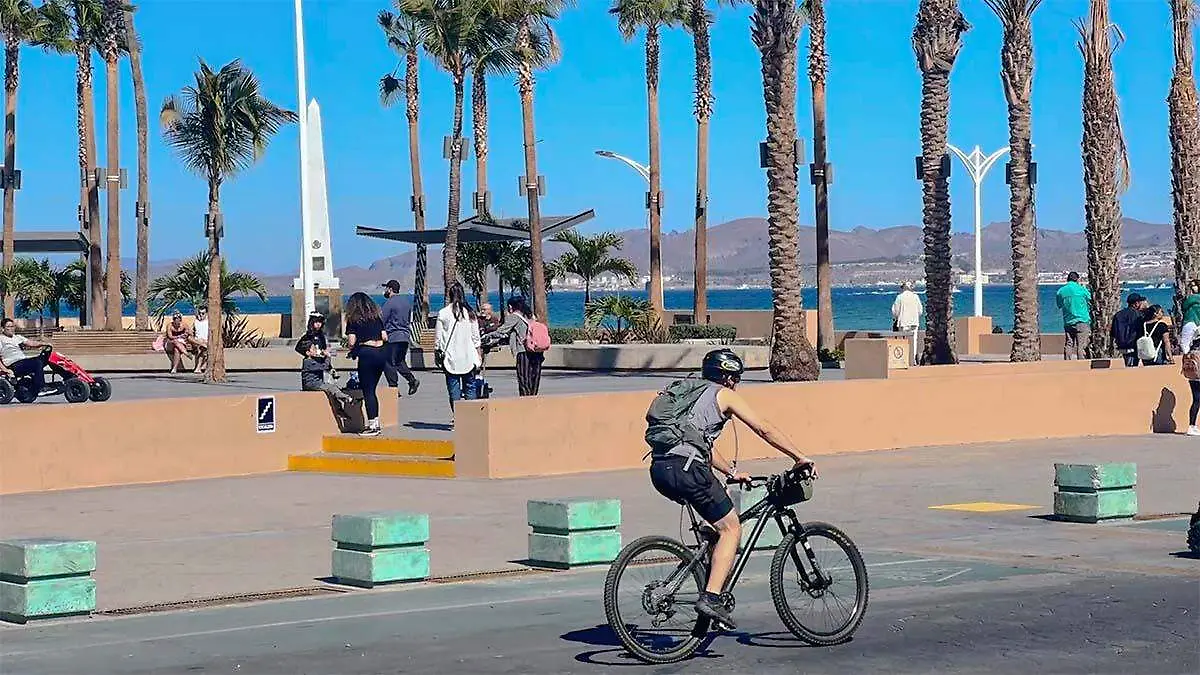 personas en el malecón de La Paz